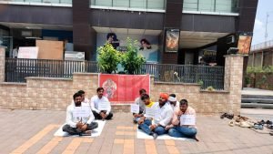 Satna News :आरम्भ समिति के सदस्यों ने सिनेमा हॉल के सामने हनुमान चालीसा का पाठ कर किया आदिपुरुष फ़िल्म का विरोध