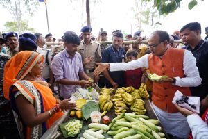 शहडोल दौर पर पहुंचे सीएम शिवराज, दिखा अलग अंदाज, सीएम ने पूछा- अम्मा कैसे दिए जामुन
