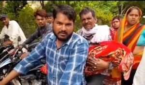 शव ले जाने नही मिला सरकारी शव वाहन तो पोटली बनाकर नातिन का पार्थिव देह ले गए दादा