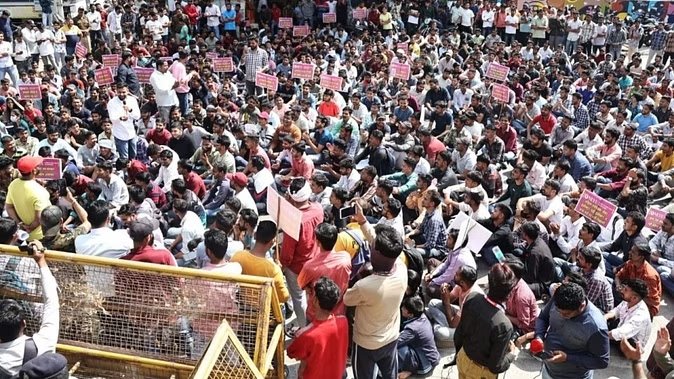 Indore News: पटवारी परीक्षा के घोटाले पर इंदौर में हजारों छात्रों ने कलेक्टर कार्यालय को घेरा