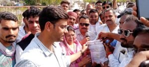 MP News: Former youth of Achar Sahitya surrounded the government, surrounded the collectorate with hundreds of unemployed youth, handed over letter to the administration