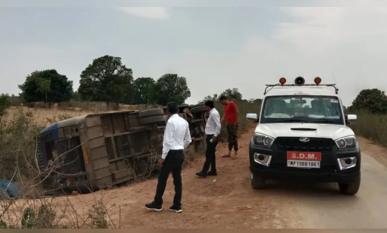 Satna Bus Accident :बारातियों से भरी बस अनियंत्रित होकर पलटी, दर्जनों लोग हुए घायल