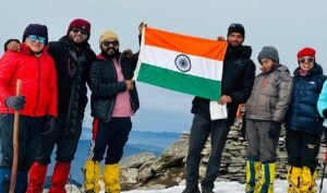 अवसाद के ख़िलाफ़ आरोहण का संदेश देते हुए सतना के 4 युवाओं ने हिमालय के 12500 फ़ीट ऊँचे केदारकंठा पर्वत शिखर पर किया सफल आरोहण
