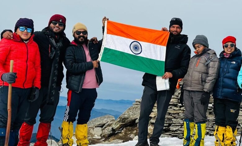 अवसाद के ख़िलाफ़ आरोहण का संदेश देते हुए सतना के 4 युवाओं ने हिमालय के 12500 फ़ीट ऊँचे केदारकंठा पर्वत शिखर पर किया सफल आरोहण