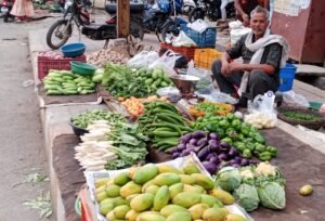 सब्जियों के दामों में हुई दो गुना बढ़ोत्तरी
टमाटर पहुंचा 60 के पार, टमाटर, बैगन, गोभी, लौकी सहित अन्य हरी सब्जियां गरीबों की थाली से हो रही दूर,