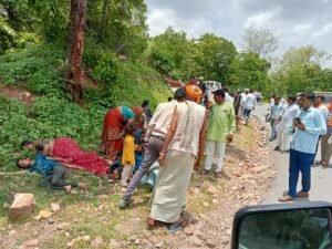 सतना में बड़ा सड़क हादसा, ट्रैक्टर ताली पलटने से 2 लोगो की मौत, 15 घायल