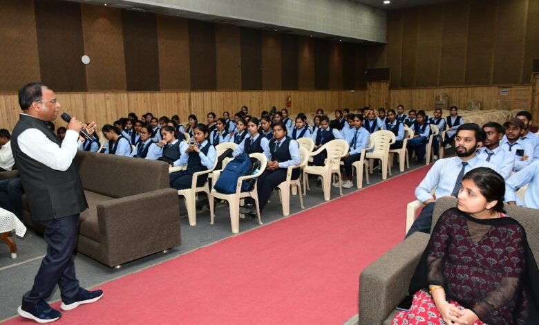 एकेएस विश्वविद्यालय में एक्सपर्ट टॉक: एआई युग में जेन-ज़ेड की चुनौतियों पर हुआ मंथन