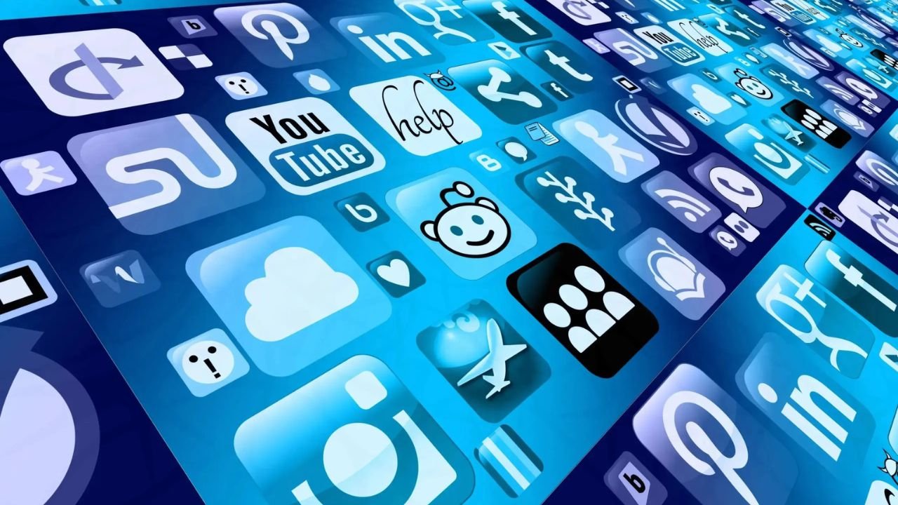 Social Media: सोशल मीडिया बना मुसीबत! क्या आप भी कर रहे हैं ये अपराध अनजाने में?