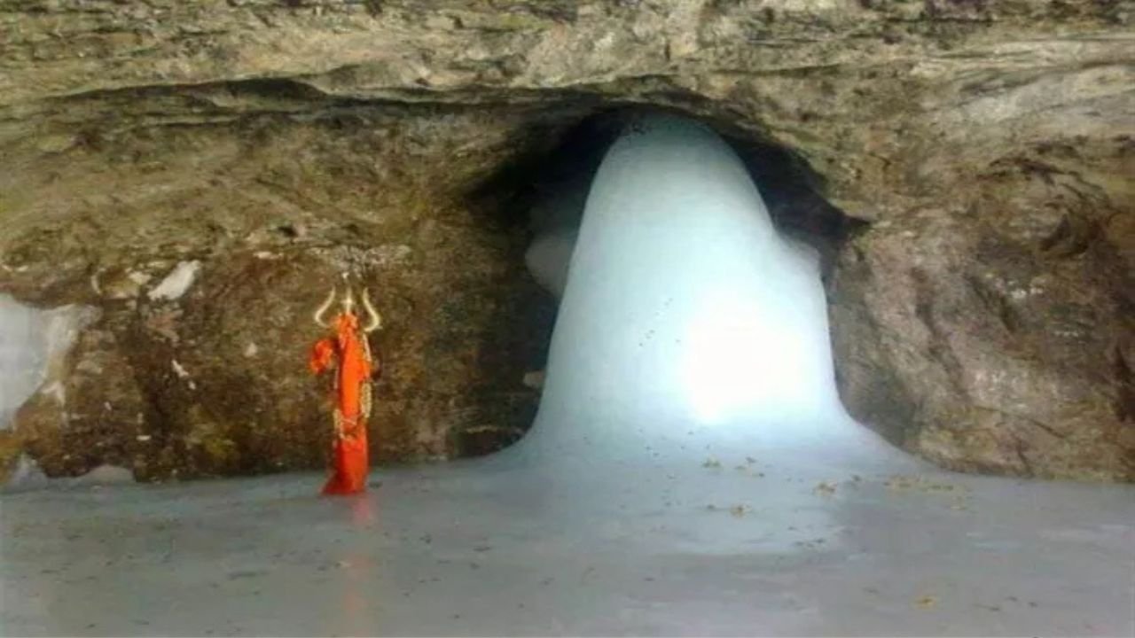 Amarnath Yatra 2025: बर्फ से बना शिवलिंग घटता-बढ़ता है चांद की रोशनी के साथ अद्भुत चमत्कार