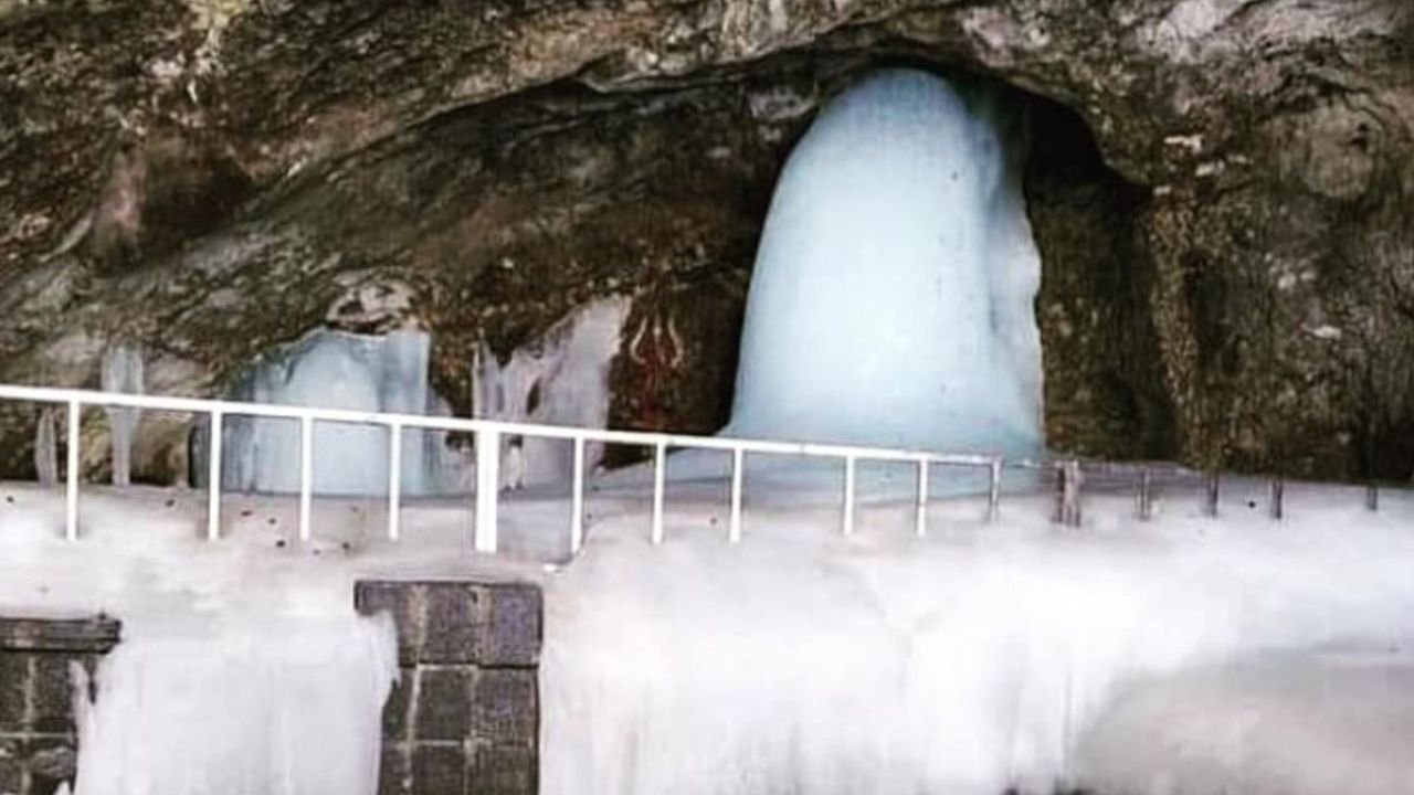 Amarnath Yatra 2025: बर्फ से बना शिवलिंग घटता-बढ़ता है चांद की रोशनी के साथ अद्भुत चमत्कार