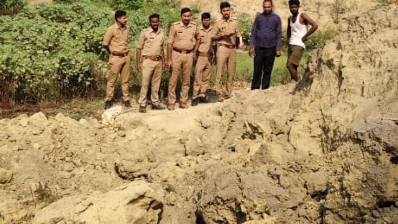 UP News: उत्तर प्रदेश के कौशाम्बी जिले में हुआ दिल दहला देने वाला हादसा, मिट्टी का ढेर गिरने से 5 की मौत