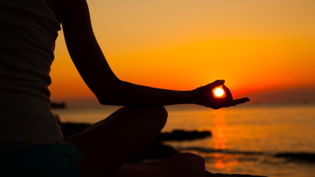 Morning Tips: ब्रह्म मुहूर्त में उठने से मिलती है सकारात्मक ऊर्जा और मानसिक शांति