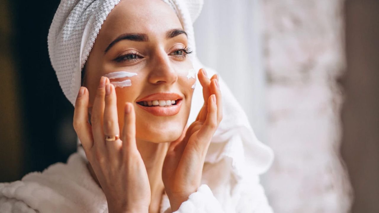 Daily Makeup Side Effects: ग्लोइंग स्किन के पीछे छिपा खतरा, रोजाना मेकअप कर रहा है अंदर से नुकसान!
