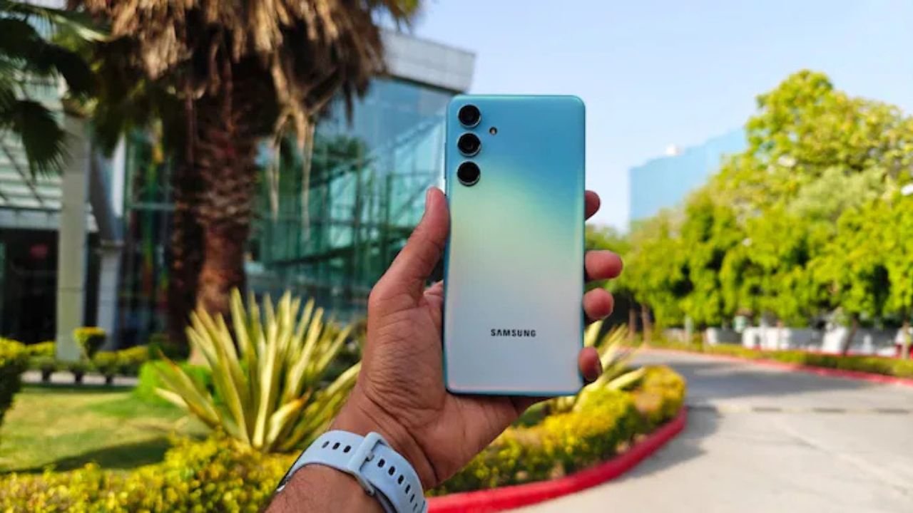 Galaxy M56 launched: सिर्फ ₹24,999 में 50MP कैमरा, 45W चार्जिंग और Android 15, क्या सच में डील है धमाकेदार?