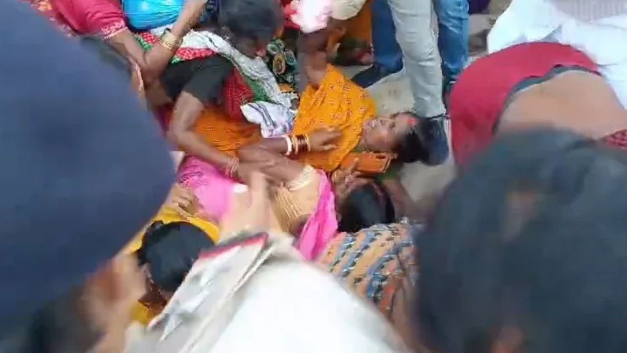 Bihar News: चुनावी साड़ी ने मचाई भगदड़! तेजस्वी यादव की मौजूदगी में मची अफरातफरी