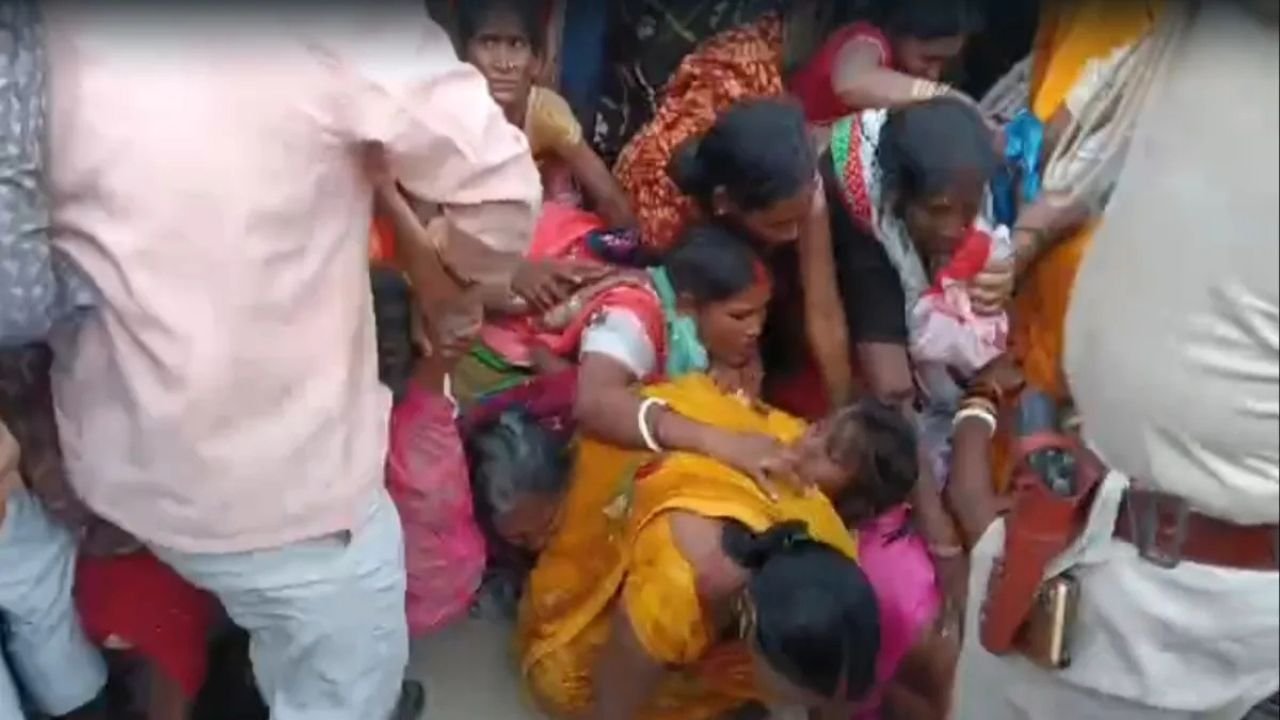 Bihar News: चुनावी साड़ी ने मचाई भगदड़! तेजस्वी यादव की मौजूदगी में मची अफरातफरी