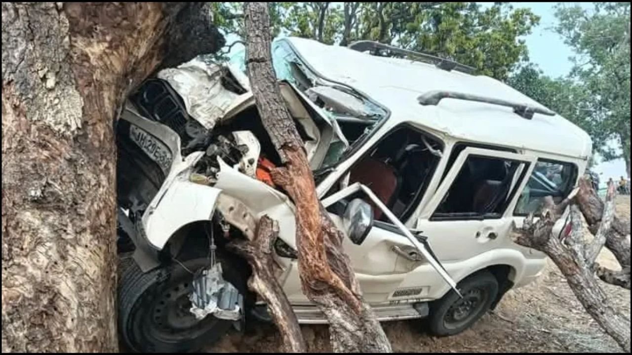 Jharkhand Accident: चालक की नींद ने ली तीन परिवारजनों की जान, पूरे गांव में मचा कोहराम