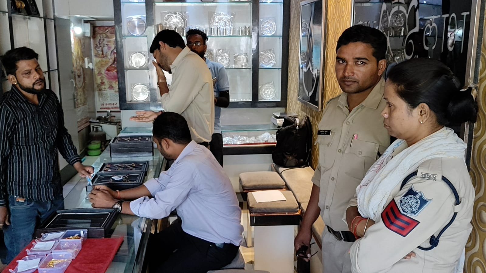 सतना: सराफा दुकान पर बीआईएस टीम की दबिश, बाजार में हड़कंप