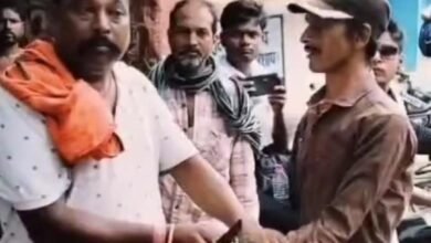 ओवरब्रिज पर दिनदहाड़े युवक ने पत्नी पर किया चाकू से हमला, हालत गंभीर, राहगीरों ने आरोपी को पकड़ा