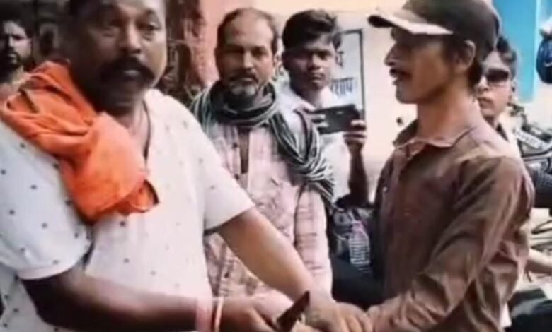 ओवरब्रिज पर दिनदहाड़े युवक ने पत्नी पर किया चाकू से हमला, हालत गंभीर, राहगीरों ने आरोपी को पकड़ा