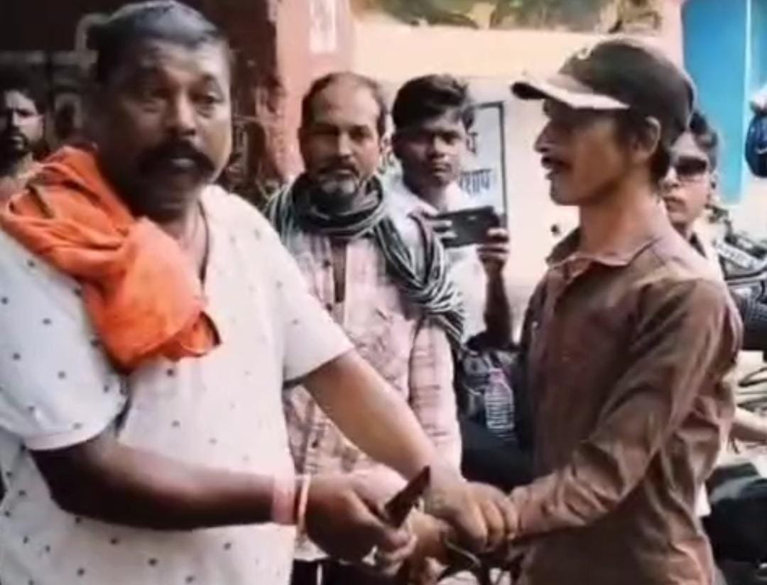 ओवरब्रिज पर दिनदहाड़े युवक ने पत्नी पर किया चाकू से हमला, हालत गंभीर, राहगीरों ने आरोपी को पकड़ा