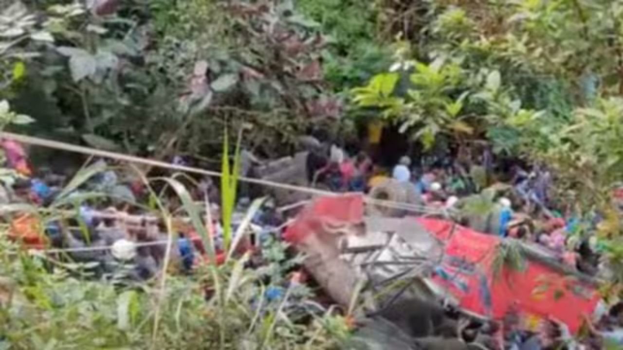 Sri Lanka Accident: तेज मोड़ और गहरी खाई श्रीलंका में हुआ ऐसा हादसा जिसे भुला पाना मुश्किल