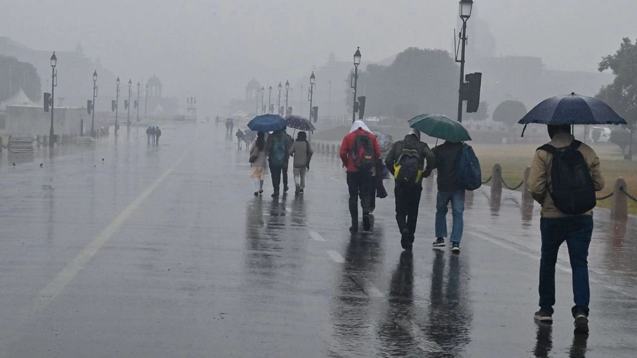 IMD Rain Forecast: दिल्ली में आई मूसलधार बारिश, क्या यह मौसम बदलने का संकेत है?