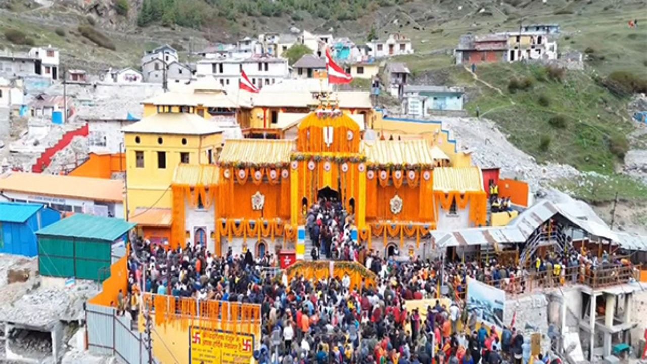 Badrinath Dham: बद्रीनाथ के कपाट खुलते ही यात्रा में श्रद्धालुओं की भीड़, मंदिर में चमत्कारी दृश्य