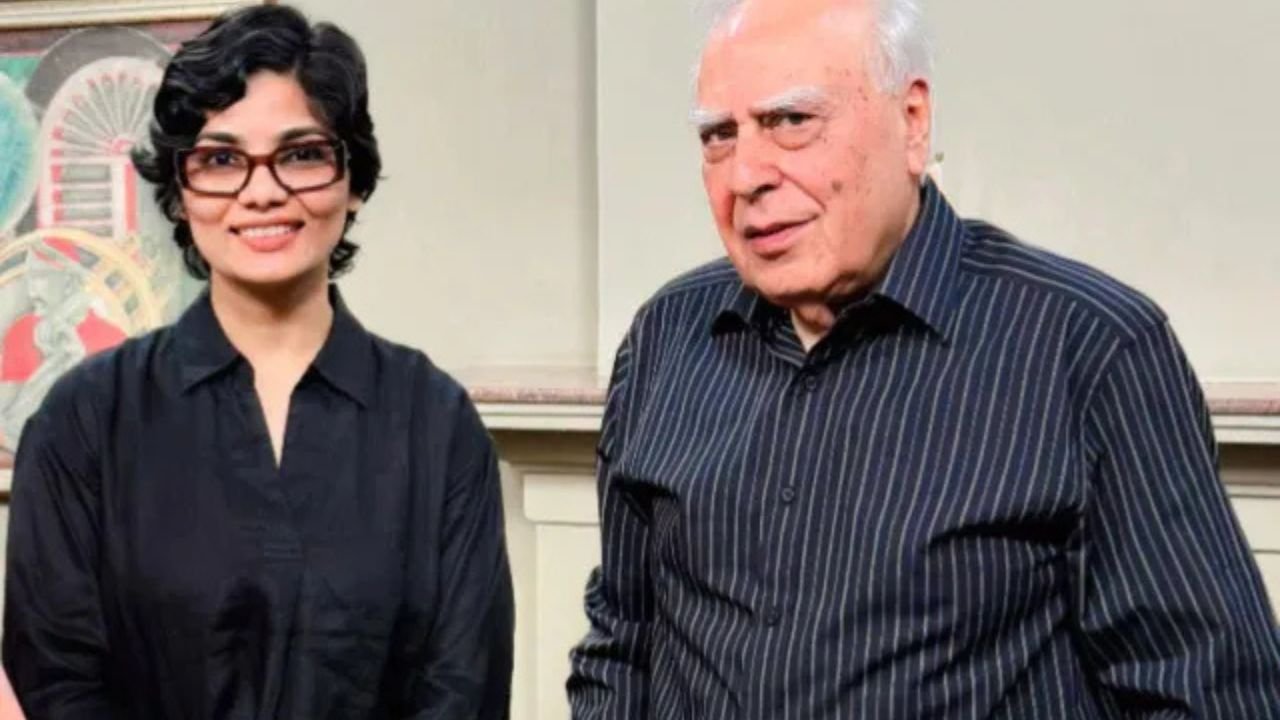 Neha Singh Rathore: नेहा सिंह राठौर और Kapil Sibal की मुलाकात, FIR को लेकर सामने आई नई बातें