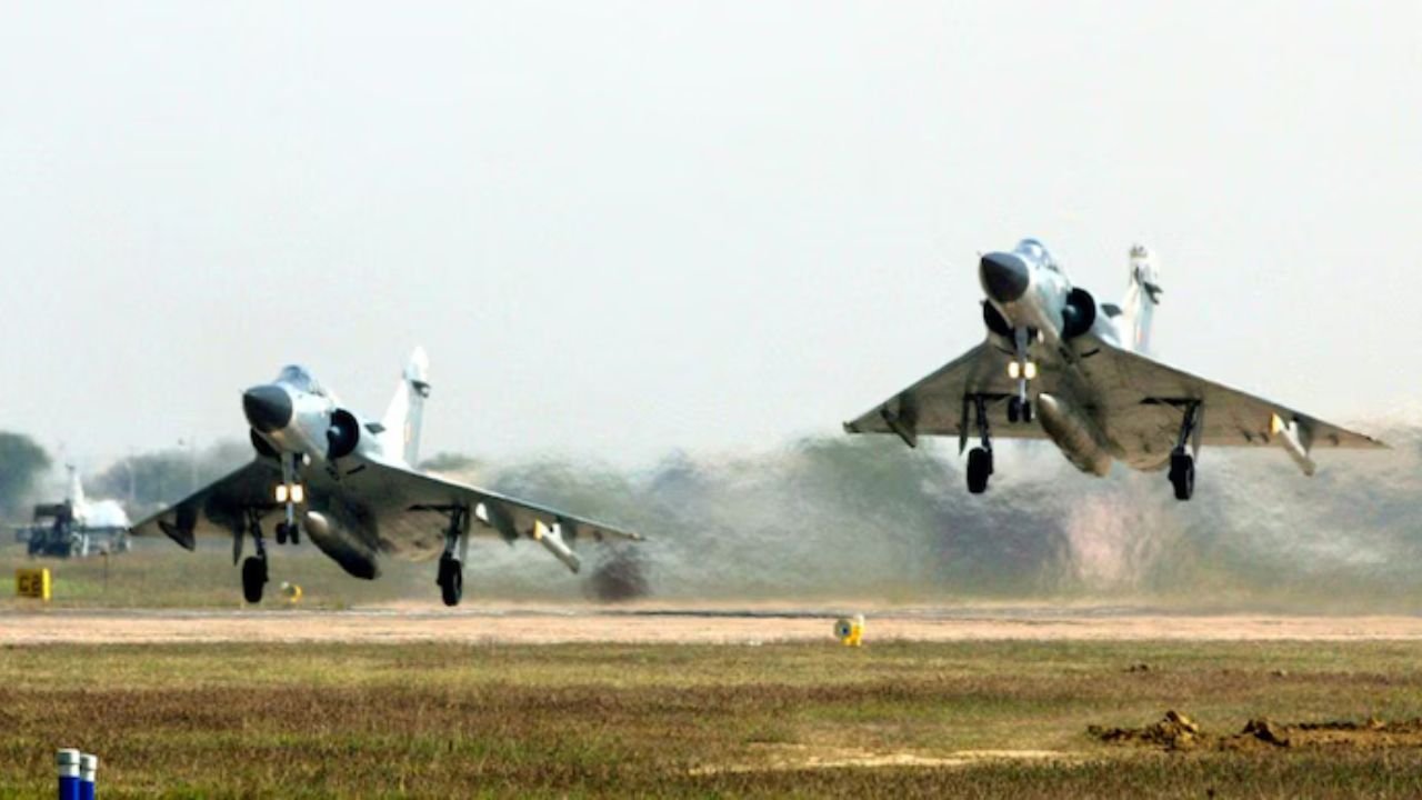 Indian Air Force: आकाश में चमकती भारत की ताकत, वायुसेना का वीडियो बना दुश्मनों के लिए चेतावनी