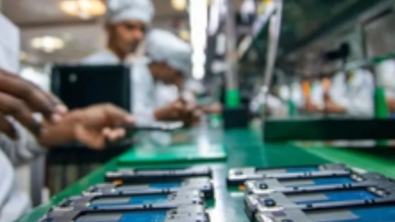 India Smartphone Export: भारत ने स्मार्टफोन एक्सपोर्ट में दिया बड़ा झटका पेट्रोलियम और हीरों को पीछे छोड़ा