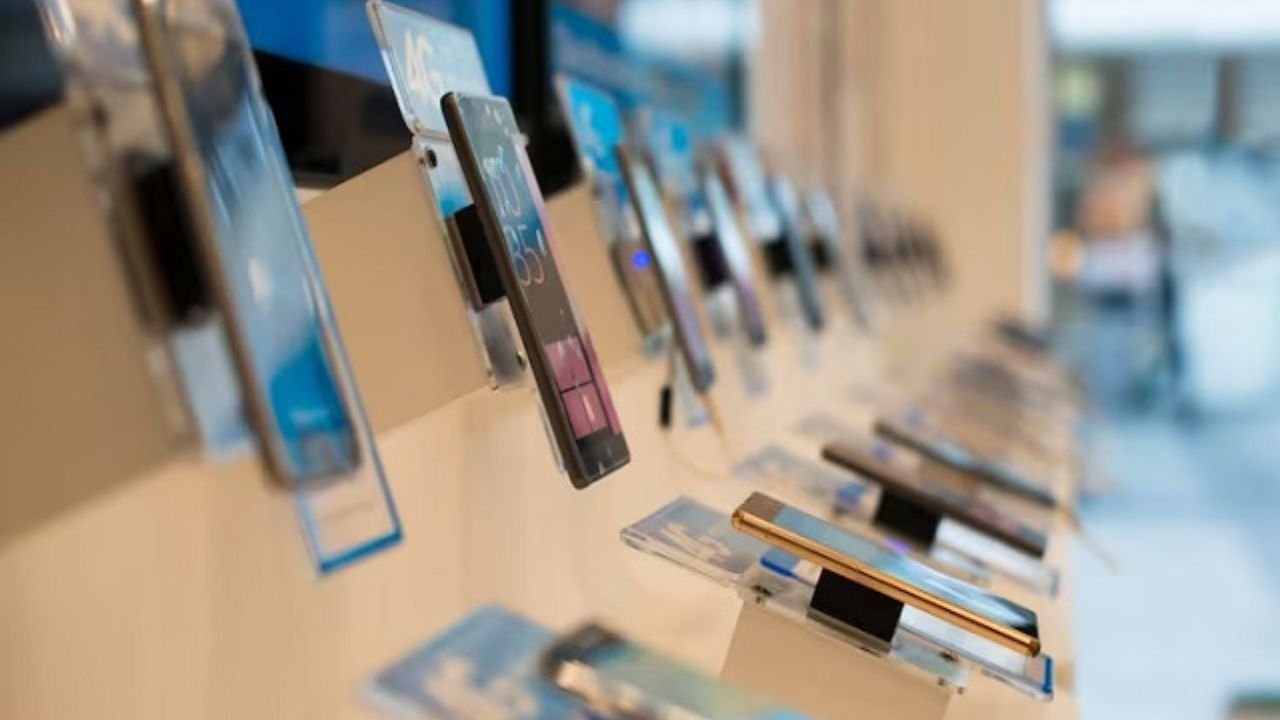 India Smartphone Export: भारत ने स्मार्टफोन एक्सपोर्ट में दिया बड़ा झटका पेट्रोलियम और हीरों को पीछे छोड़ा