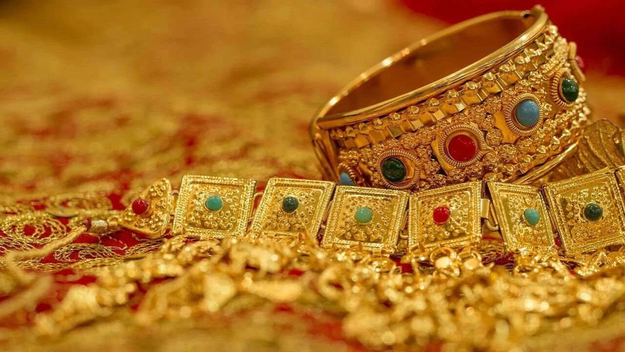 Gold Rate Today: सोने के दामों में अचानक गिरावट! जानिए क्या ₹643 की गिरावट के बाद सही है खरीदने का समय?