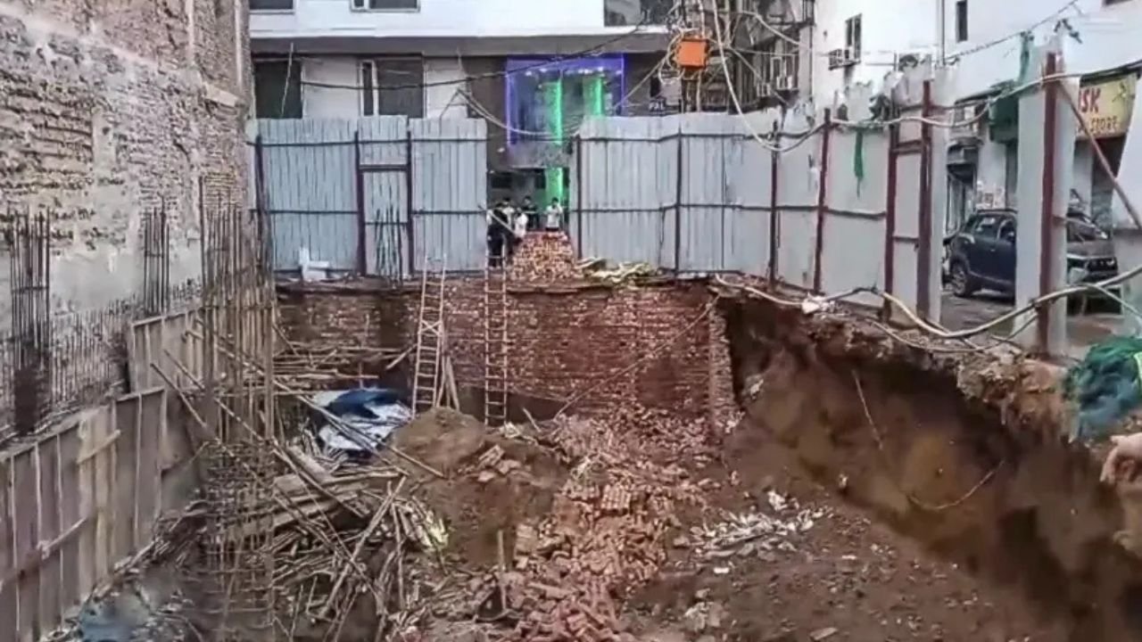 Delhi News: इमारत गिरते ही मची चीख-पुकार! मलबे में दबे कितने लोग और बाकी हैं ज़िंदा?