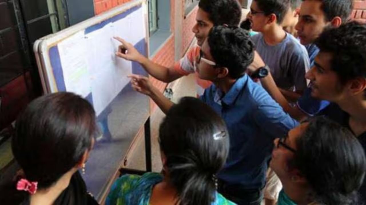 Jharkhand Board 12वीं रिजल्ट में लड़कियों ने मारी बाजी, जानिए टॉपर्स की कहानी