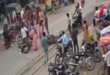 स्कूटी की टक्कर के बाद महिला ने युवक की चप्पलों से की पिटाई, पिटाई के बाद छीनी चाबी, वीडियो वायरल