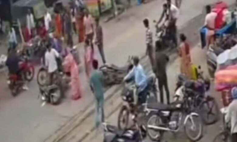स्कूटी की टक्कर के बाद महिला ने युवक की चप्पलों से की पिटाई, पिटाई के बाद छीनी चाबी, वीडियो वायरल