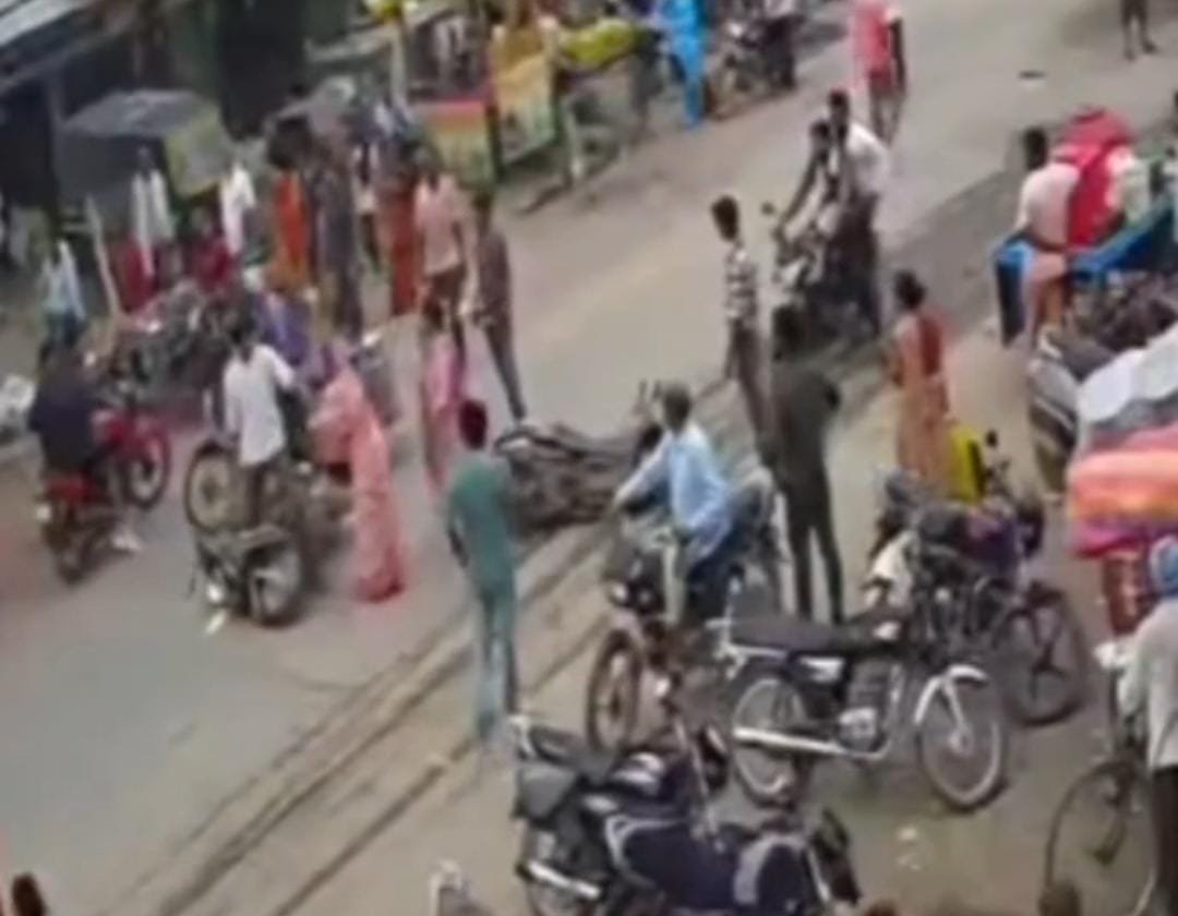 स्कूटी की टक्कर के बाद महिला ने युवक की चप्पलों से की पिटाई, पिटाई के बाद छीनी चाबी, वीडियो वायरल