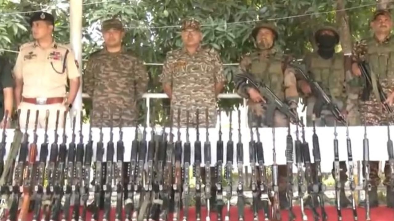 Manipur News: मणिपुर में हथियारों का जखीरा बरामद, 5 जिलों की धरती से निकले जंग के औज़ार