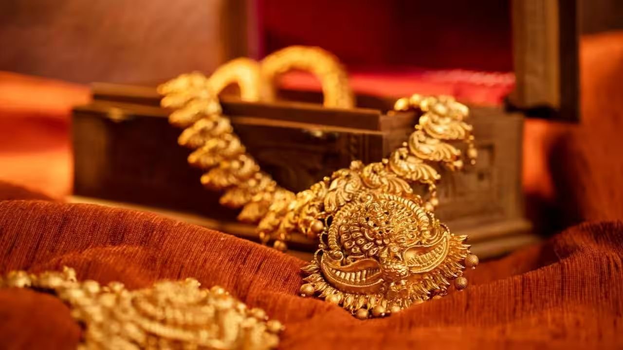 Gold Price Today: सोने की चमक क्यों बढ़ रही है कच्चे तेल और डॉलर की चाल से क्या है कनेक्शन