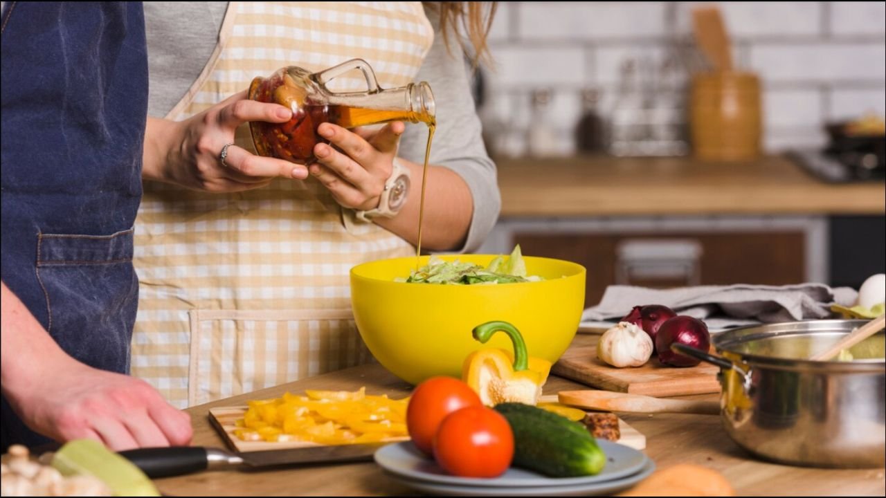 Health Tips: सिर्फ 10 प्रतिशत तेल कम करने से शरीर में दिखेंगे जबरदस्त बदलाव जो आपकी सेहत को नई दिशा देंगे