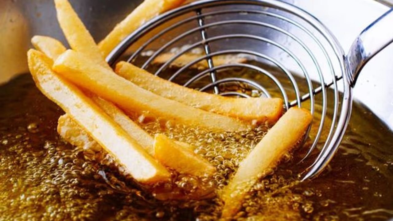 Health Tips: सिर्फ 10 प्रतिशत तेल कम करने से शरीर में दिखेंगे जबरदस्त बदलाव जो आपकी सेहत को नई दिशा देंगे