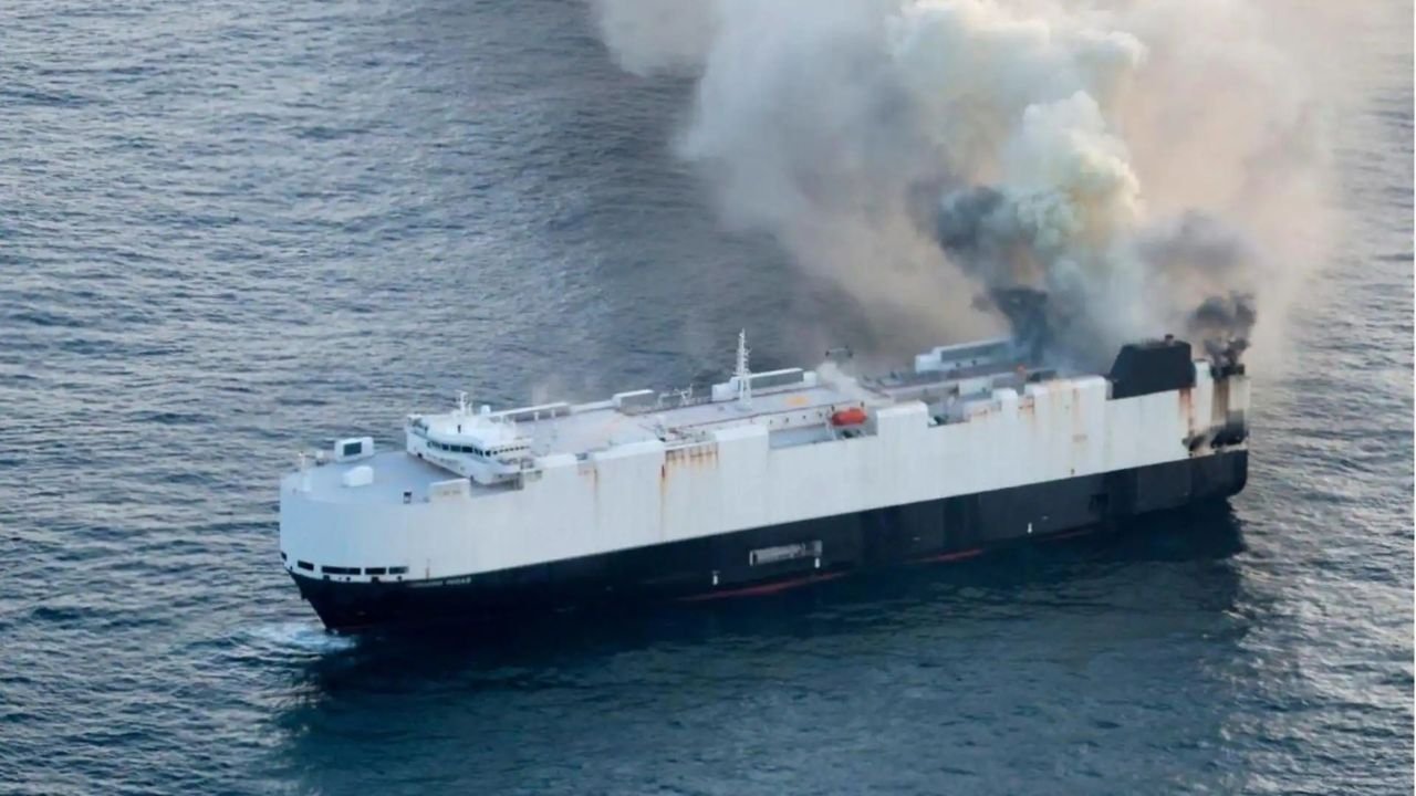 Cargo Ship Sinks In Pacific Ocean: प्रशांत महासागर में आग की लपटों से डूबा कार्गो जहाज, 800 इलेक्ट्रिक कारों का हुआ नुकसान