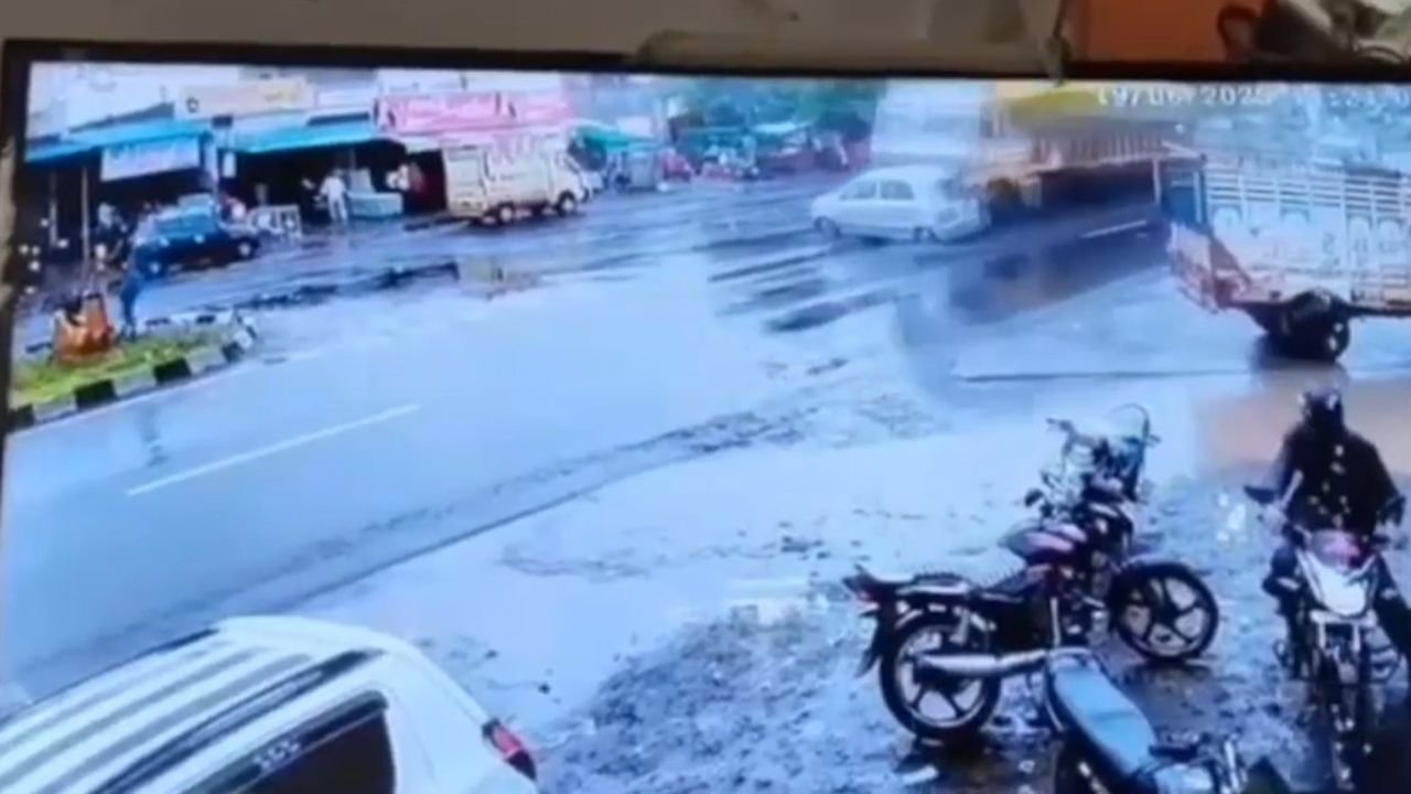 MP Accident: 500 मीटर तक ट्रक ने घसीटी कार, दिल दहला देने वाला हादसा कैद हुआ कैमरे में