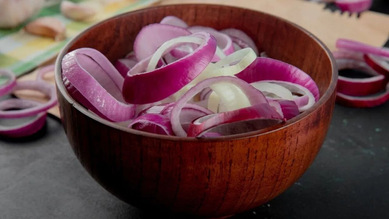 Onion Benefits: प्याज़ में छुपा है विटामिन्स का खजाना, हर रोज़ खाने से मिलती है कई बीमारियों से राहत