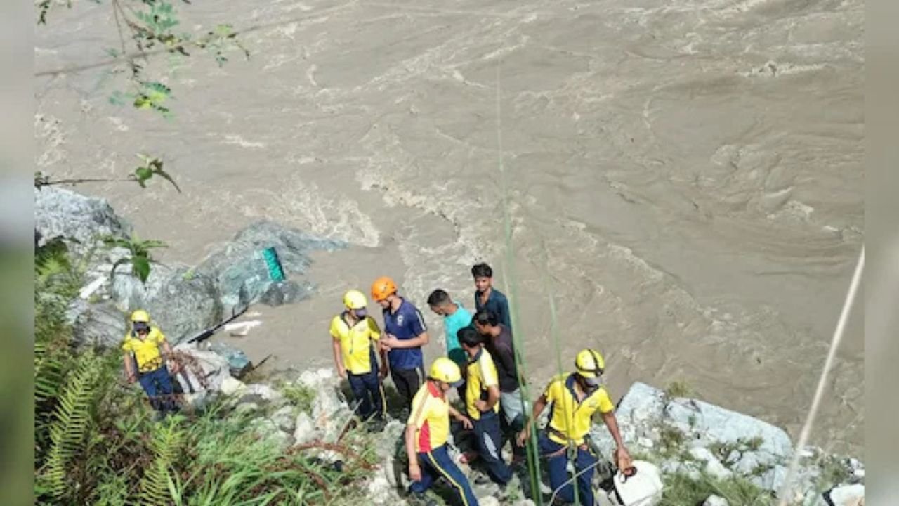 Uttarakhand: रुद्रप्रयाग में हादसा बना मातम, बहती बस में सवार थे राजस्थान, गुजरात और एमपी के यात्री