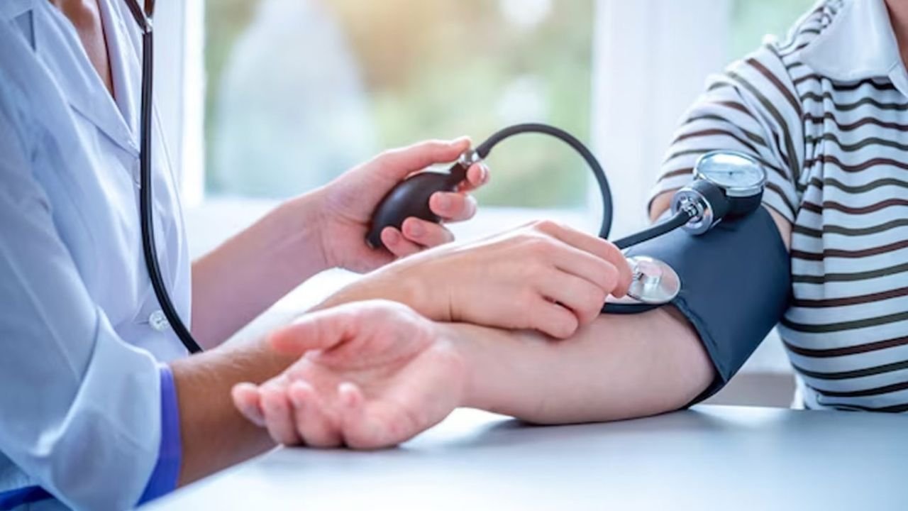High Blood Pressure Risk: हाई ब्लड प्रेशर को कम समझना भारी पड़ सकता है, हार्ट अटैक का बढ़ जाता है खतरा