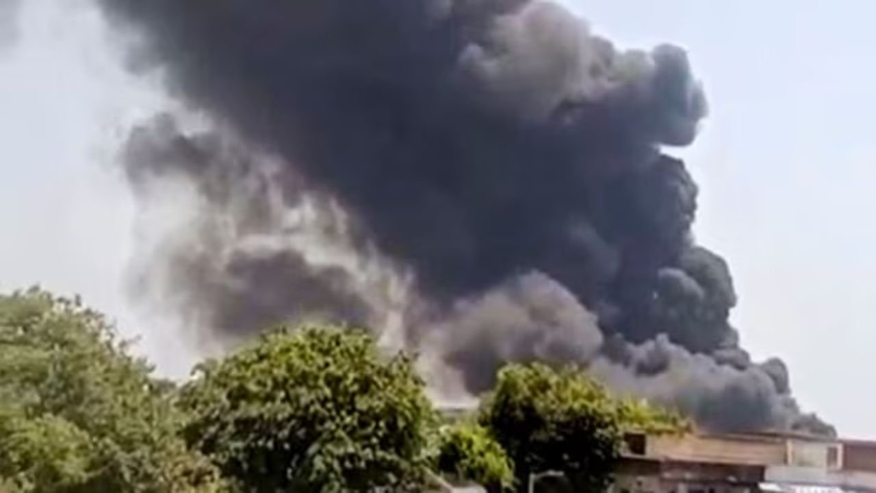 Ahmedabad Plane Crash: एयर इंडिया हादसे ने हिला दिया देश, टेक्निकल फॉल्ट या लापरवाही? जांच में जुटा प्रशासन