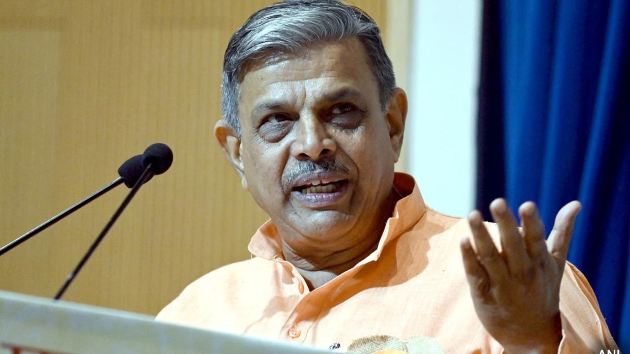 Dattatreya Hosabale: RSS की मांग है कि संविधान की मूल प्रस्तावना से सोशलिस्ट और सेक्युलर शब्दों की समीक्षा हो
