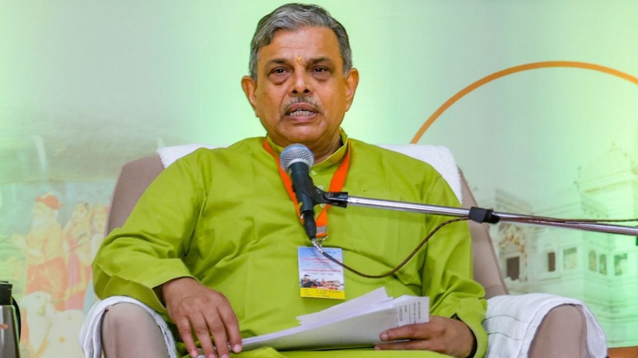 Dattatreya Hosabale: RSS की मांग है कि संविधान की मूल प्रस्तावना से सोशलिस्ट और सेक्युलर शब्दों की समीक्षा हो